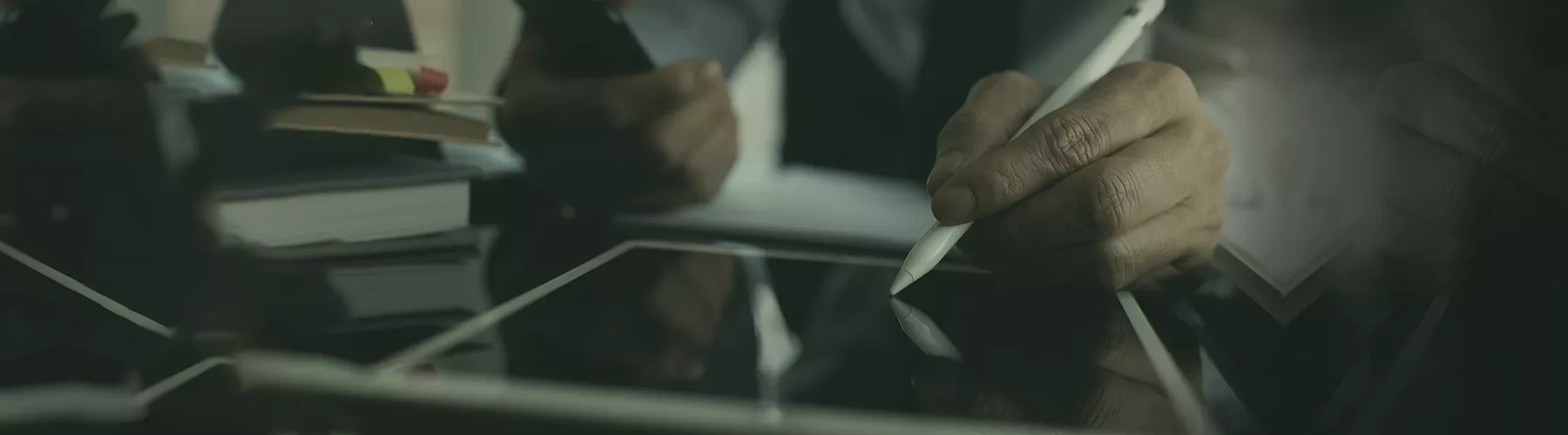 Bestyrelsesmedlem skriver på sin tablet