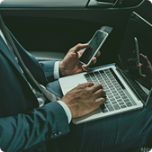 Bestyrelsesmedlem med computer og mobil